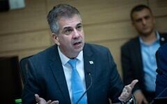 Le ministre de l'Énergie, Eli Cohen, prenant la parole lors d’une réunion de la commission des Affaires économiques de la Knesset, à Jérusalem, le 18 février 2026. (Crédit : Yonatan Sindel/Flash90)