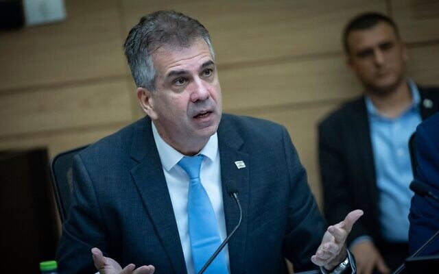 Le ministre de l'Énergie, Eli Cohen, prenant la parole lors d’une réunion de la commission des Affaires économiques de la Knesset, à Jérusalem, le 18 février 2026. (Crédit : Yonatan Sindel/Flash90)