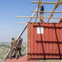 Un logement temporaire fait avec des conteneurs maritimes est en cours de construction au niveau de l'avant-poste de Chavat Meir LaAretz, en Cisjordanie, le 12 mars 2026. (Dor Pazuelo/Flash90)