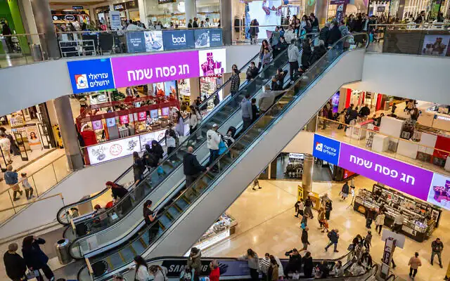 Des visiteurs au centre commercial Malha à Jérusalem, le 29 mars 2026. Illustration (Crédit : Noam Revkin Fenton/Flash90)