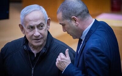 Le Premier ministre Benjamin Netanyahu (à gauche) et le chef de la coalition Ofir Katz, à la Knesset, le 29 mars 2026. (Crédit : Yonatan Sindel/Flash90)