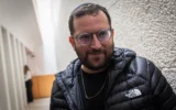 Jonatan Urich vu à la sortie d’une audience concernant le refus du journaliste Omri Assenheim de remettre à la police des documents issus d’une émission qu’il avait réalisée sur Eli Feldstein, après que le tribunal de district a estimé que le secret professionnel ne s’appliquait pas, à la Cour suprême de Jérusalem, le 30 mars 2026. (Crédit : Yonatan Sindel/Flash90)