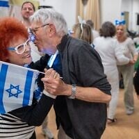 Des seniors célèbrent l'anniversaire de l'indépendance lors d'une fête organisée au centre communautaire Reich pour les seniors de Tel Aviv-Yaffa, à Tel Aviv, le 22 avril 2026. (Crédit: Dor Pazuelo/Flash90)