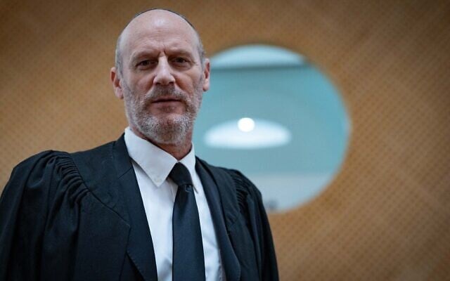 Me Michael Rabello avant une audience concernant la destitution du ministre de la Sécurité nationale, Itamar Ben Gvir, devant la Cour suprême de Jérusalem, le 15 avril 2026. (Crédit : Yonatan Sindel/Flash90)