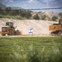 Photo d'illustration : des bulldozers à l'œuvre dans l'implantation de Sa-Nur, en Cisjordanie, le 19 avril 2026. (Crédit: Nasser Ishtayeh/Flash90)