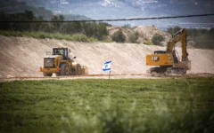 Photo d'illustration : des bulldozers à l'œuvre dans l'implantation de Sa-Nur, en Cisjordanie, le 19 avril 2026. (Crédit: Nasser Ishtayeh/Flash90)