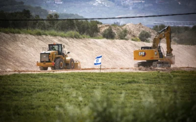 Photo d'illustration : des bulldozers à l'œuvre dans l'implantation de Sa-Nur, en Cisjordanie, le 19 avril 2026. (Crédit: Nasser Ishtayeh/Flash90)