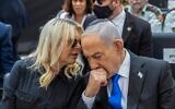 Le Premier ministre Benjamin Netanyahu et son épouse Sara assistent à une cérémonie officielle de commémoration au cimetière militaire du Mont Herzl à Jérusalem, le 21 avril 2026, à l'occasion de la Journée du Souvenir. (Crédit : Dor Pazuelo/Flash90)