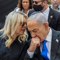 Le Premier ministre Benjamin Netanyahu et son épouse Sara assistent à une cérémonie officielle de commémoration au cimetière militaire du Mont Herzl à Jérusalem, le 21 avril 2026, à l'occasion de la Journée du Souvenir. (Crédit : Dor Pazuelo/Flash90)