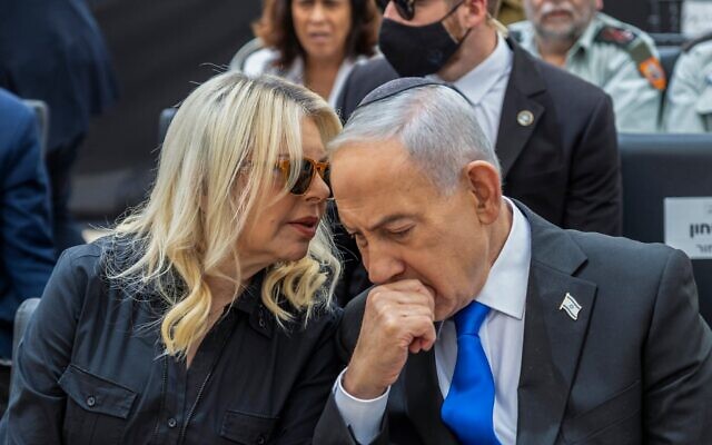 Le Premier ministre Benjamin Netanyahu et son épouse Sara assistent à une cérémonie officielle de commémoration au cimetière militaire du Mont Herzl à Jérusalem, le 21 avril 2026, à l'occasion de la Journée du Souvenir. (Crédit : Dor Pazuelo/Flash90) Le Premier ministre Benjamin Netanyahu et son épouse Sara assistent à une cérémonie officielle de commémoration au cimetière militaire du Mont Herzl à Jérusalem, le 21 avril 2026, à l'occasion de la Journée du Souvenir. (Crédit : Dor Pazuelo/Flash90)