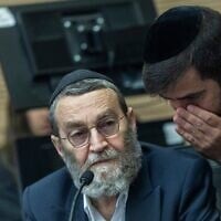 Le député Moshe Gafni assiste à une réunion de la commission des Finances à la Knesset, à Jérusalem, le 29 avril 2026. (Crédit : Chaim Goldberg/Flash90)