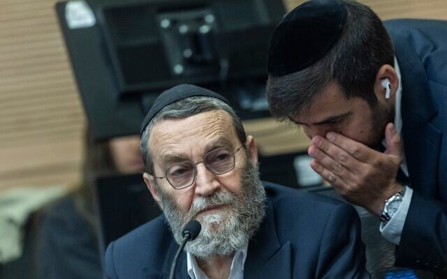 Le député Moshe Gafni assiste à une réunion de la commission des Finances à la Knesset, à Jérusalem, le 29 avril 2026. (Crédit : Chaim Goldberg/Flash90)