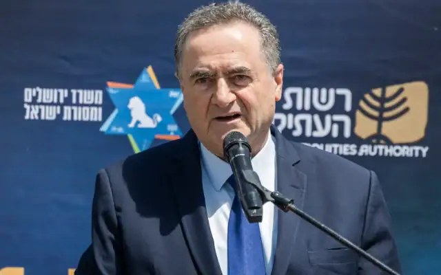 Le ministre de la Défense, Israel Katz, s’exprime lors d’une cérémonie de restitution d’une pierre du Mur occidental, qui avait été conservée à la base militaire de HaKirya, au Centre Davidson dans la vieille ville de Jérusalem, le 4 mai 2026. (Crédit : Oren Ben Hakoon/Flash90) Le ministre de la Défense, Israel Katz, s’exprime lors d’une cérémonie de restitution d’une pierre du Mur occidental, qui avait été conservée à la base militaire de HaKirya, au Centre Davidson dans la vieille ville de Jérusalem, le 4 mai 2026. (Crédit : Oren Ben Hakoon/Flash90)