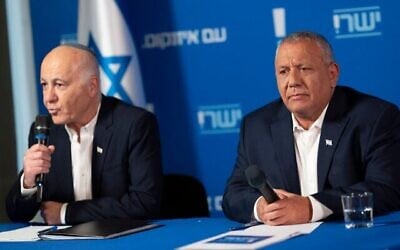 Gadi Eisenkot, chef du parti Yashar, tient une conférence de presse en compagnie de Yoram Cohen, nouveau membre du parti, àTel Aviv, le 5 mai 2026. (Crédit : Flash90) Gadi Eisenkot, chef du parti Yashar, tient une conférence de presse en compagnie de Yoram Cohen, nouveau membre du parti, àTel Aviv, le 5 mai 2026. (Crédit : Flash90)