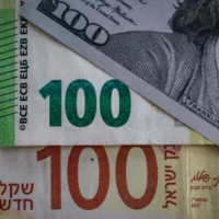 Des dollars américains, des euros et des shekels israéliens, le 9 mai 2026. (Crédit : Nati Shohat/Flash90)