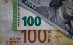 Des dollars américains, des euros et des shekels israéliens, le 9 mai 2026. (Crédit : Nati Shohat/Flash90)