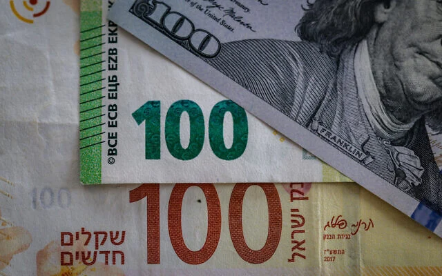 Des dollars américains, des euros et des shekels israéliens, le 9 mai 2026. (Crédit : Nati Shohat/Flash90)