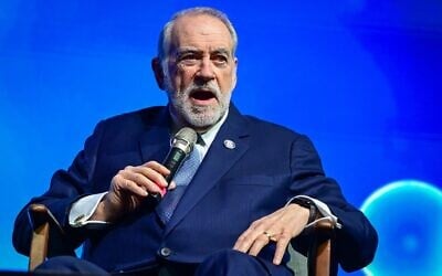 L'ambassadeur américain en Israël, Mike Huckabee, s'exprimant lors d'une conférence à l'université de Tel Aviv, le 12 mai 2026. (Crédit : Avshalom Sassoni/Flash90)