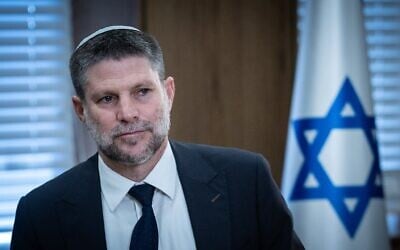 Le ministre des Finances, Bezalel Smotrich, tenant une conférence de presse, au ministère des Finances, à Jérusalem, le 19 mai 2026. (Crédit : Yonatan Sindel/Flash90)