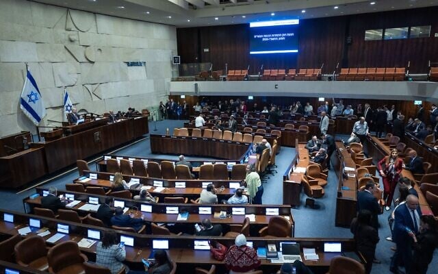 Des députés participant à un vote sur la dissolution de la 25ᵉ Knesset lors d'une séance plénière de la Knesset, le 20 mai 2026. (Crédit : Yonatan Sindel/Flash90) Des députés participant à un vote sur la dissolution de la 25ᵉ Knesset lors d'une séance plénière de la Knesset, le 20 mai 2026. (Crédit : Yonatan Sindel/Flash90)