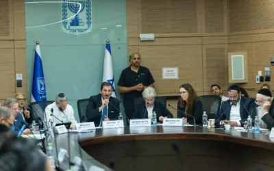 Le député Boaz Bismuth préside une réunion de la commission des Affaires étrangères et de la Défense de la Knesset, le 20 mai 2026. (Yonatan Sindel/ Flash90)