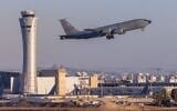 Un avion de l'armée de l'air américaine décollant de l'aéroport international Ben Gurion, le 24 mai 2026. (Crédit : Yossi Aloni/Flash90)