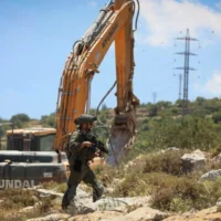 Illustration : Les forces de sécurité israéliennes montent la garde pendant que des bulldozers démolissent une maison à Nahalin, en Cisjordanie, le 25 mai 2026. (Wisam Hashlamoun/Flash90)