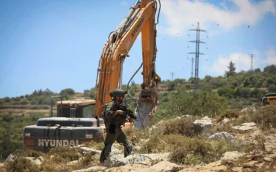 Illustration : Les forces de sécurité israéliennes montent la garde pendant que des bulldozers démolissent une maison à Nahalin, en Cisjordanie, le 25 mai 2026. (Wisam Hashlamoun/Flash90)