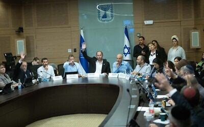 Le député Simcha Rothman préside une réunion de la commission de la Constitution, du Droit et de la Justice à la Knesset, à Jérusalem, le 25 mai 2026 (Crédit : Yonatan Sindel/Flash90)