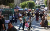 Des Palestiniens font leurs courses sur un marché avant la fête de l'Aïd al-Adha, à Hébron, en Cisjordanie, le 26 mai 2026. (Wisam Hashlamoun/Flash90)