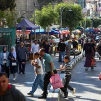 Des Palestiniens font leurs courses sur un marché avant la fête de l'Aïd al-Adha, à Hébron, en Cisjordanie, le 26 mai 2026. (Wisam Hashlamoun/Flash90)