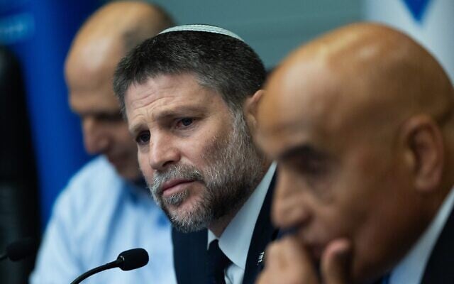 Le ministre des Finances, Bezalel Smotrich, assistant à une réunion de la commission des Finances de la Knesset, à Jérusalem, le 26 mai 2026. (Crédit : Yonatan Sindel/Flash90)