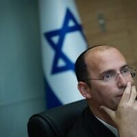 Le député Simcha Rothman préside une réunion de la commission de la Constitution, du Droit et de la Justice à la Knesset, à Jérusalem, le 27 mai 2026. (Crédit : Yonatan Sindel/Flash90)