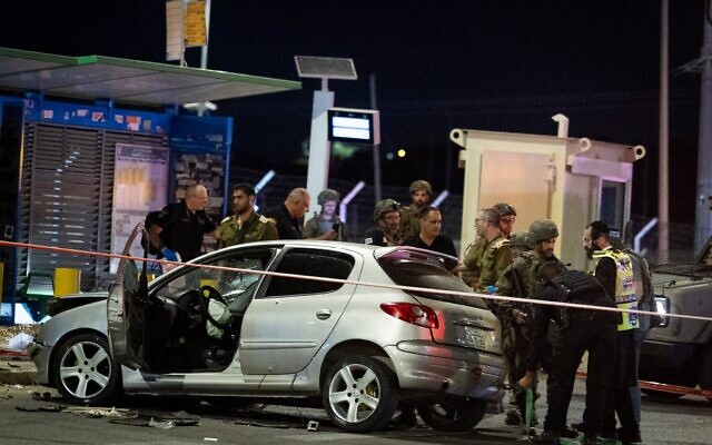 Les forces de sécurité et de secours israéliennes sur les lieux d'un attentat terroriste à la voiture-bélier, au carrefour du Gush Etzion, en Cisjordanie, le 31 mai 2026. (Crédit : Chaïm Goldberg/Flash90)