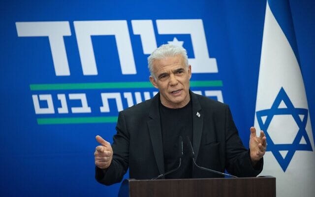 Le chef de l'opposition, Yaïr Lapid, lors d'une conférence de presse à la Knesset, à Jérusalem, le 1ᵉʳ juin 2026. (Crédit : Yonatan Sindel/Flash90)