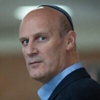 L'avocat Michael Rabello, élu par les députés au poste de contrôleur de l'État le 3 juin 2026, photographié à la Knesset le 1ᵉʳ juin 2026. (Crédit : Yonatan Sindel/Flash90)