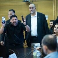 Almog Cohen, du parti Otzma Yehudit, perturbe un événement consacré à la violence des résidents d'implantations organisé à la Knesset, à Jérusalem, le 2 juin 2026. (Crédit : Yonatan Sindel/Flash90)