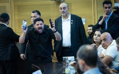Almog Cohen, du parti Otzma Yehudit, perturbe un événement consacré à la violence des résidents d'implantations organisé à la Knesset, à Jérusalem, le 2 juin 2026. (Crédit : Yonatan Sindel/Flash90)