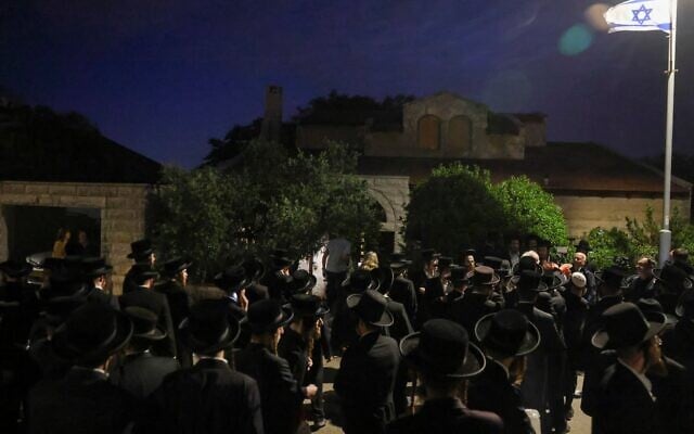 Des hommes juifs ultra-orthodoxes, manifestant contre l'incarcération des réfractaires à la conscription dans l'armée israélienne, s'en prennent au domicile du vice-président de la Cour suprême, Noam Sohlberg, dans l'implantation d'Alon Shvut, en Cisjordanie, le 3 juin 2026. (Crédit : Chaim Goldberg/Flash90)
