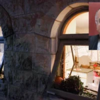 Les vitres brisées du domicile du juge en chef adjoint de la Cour suprême israélienne, Noam Sohlberg, dans l'implantation d'Alon Shvut, suite à une émeute menée par des manifestants ultra-orthodoxes, le 3 juin 2026. (Chaim Goldberg/Flash90) ; médaillon : le vice-président de la Cour suprême, Noam Sohlberg, lors d'une audience au tribunal, le 2 février 2026. (Yonatan Sindel/Flash90)