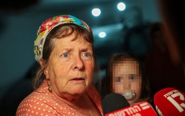 Meira Sohlberg, l’épouse du vice-président de la Cour suprême Noam Sohlberg, s’adressant aux journalistes devant son domicile dans l’implantation d’Alon Shvut à la suite d’une émeute menée par des manifestants haredim, le 3 juin 2026. (Crédit : Chaïm Goldberg/Flash90)
