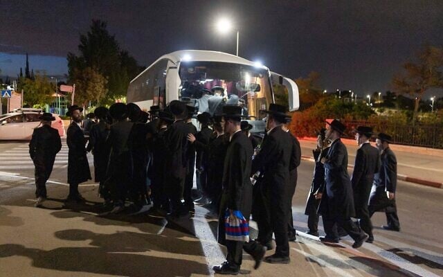 Des hommes ultra-orthodoxes manifestant contre l'incarcération de Haredim étudiant en yeshiva qui n'ont pas respecté un ordre de recrutement de l'armée, devant le domicile du vice-président de la Cour suprême Noam Sohlberg, dans l'implantation d'Alon Shvut, le 3 juin 2026. (Crédit : Chaïm Goldberg/Flash90)