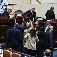 Des députés de la Knesset lors de l'élection du contrôleur général de l'État, en séance plénière de la Knesset, à Jérusalem, le 3 juin 2026. (Crédit : Oren Ben Hakoon/Flash90)