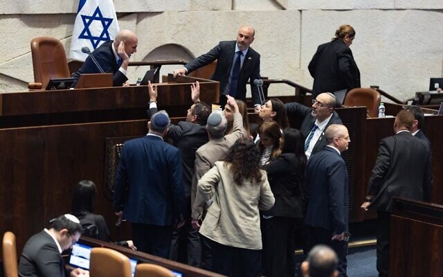Des députés de la Knesset lors de l'élection du contrôleur général de l'État, en séance plénière de la Knesset, à Jérusalem, le 3 juin 2026. (Crédit : Oren Ben Hakoon/Flash90)