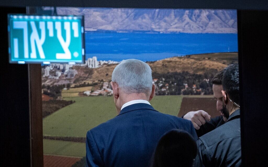 Le Premier ministre Benjamin Netanyahu passant sous le panneau indiquant la "sortie" en quittant l'hémicycle après avoir voté pour le prochain contrôleur de l'État, à la Knesset, à Jérusalem, le 3 juin 2026. (Crédit : Yonatan Sindel/Flash90)