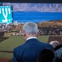 Le Premier ministre Benjamin Netanyahu passant sous le panneau indiquant la "sortie" en quittant l'hémicycle après avoir voté pour le prochain contrôleur de l'État, à la Knesset, à Jérusalem, le 3 juin 2026. (Crédit : Yonatan Sindel/Flash90)