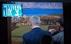 Le Premier ministre Benjamin Netanyahu passant sous le panneau indiquant la "sortie" en quittant l'hémicycle après avoir voté pour le prochain contrôleur de l'État, à la Knesset, à Jérusalem, le 3 juin 2026. (Crédit : Yonatan Sindel/Flash90)