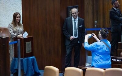 La ministre de l’Egalité, May Golan (à gauche), votant pour élire le contrôleur de l'État, tandis que la députée Galit Distel Atbaryan prend une photo, lors de la séance plénière de la Knesset, à Jérusalem, le 3 juin 2026. (Crédit : Yonatan Sindel/Flash90) La ministre de l’Egalité, May Golan (à gauche), votant pour élire le contrôleur de l'État, tandis que la députée Galit Distel Atbaryan prend une photo, lors de la séance plénière de la Knesset, à Jérusalem, le 3 juin 2026. (Crédit : Yonatan Sindel/Flash90)