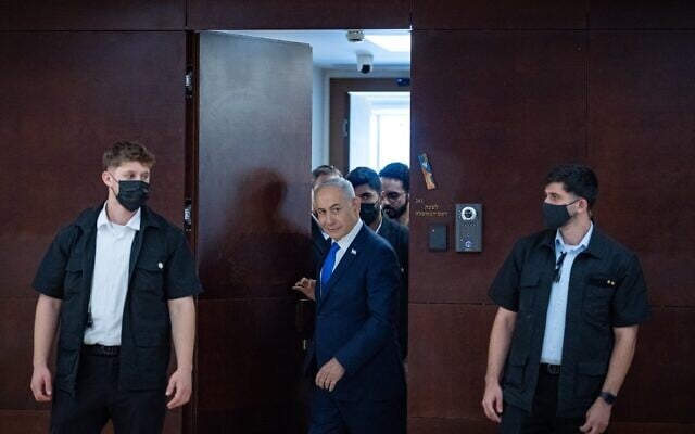 Le Premier ministre Benjamin Netanyahu sortant de son bureau, à la Knesset, le 3 juin 2026. (Crédit : Yonatan Sindel/Flash90)