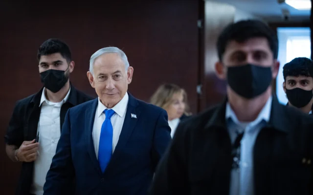 Le Premier ministre israélien Benjamin Netanyahu sort de son bureau à la Knesset, le parlement israélien à Jérusalem, le 3 juin 2026. (Crédit: Yonatan Sindel/Flash90)